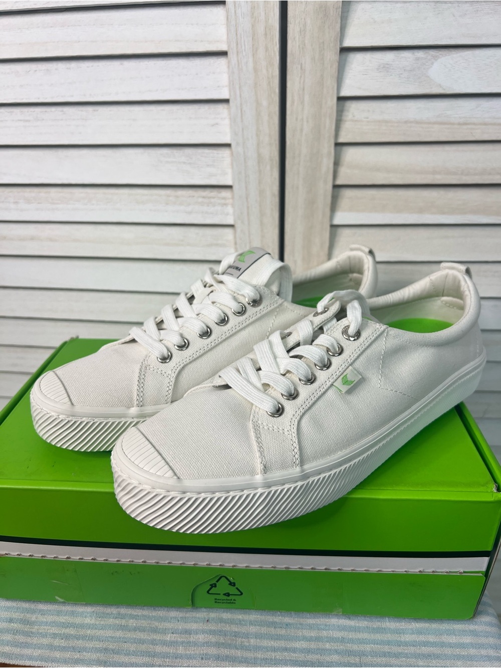 Cariuma OAC White Canvas Sneakers with Green Accent Unisex New in Box